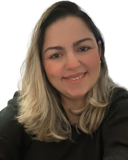 Foto da Psicóloga Viviane Oliveira sorrindo, usando óculos e blusa clara